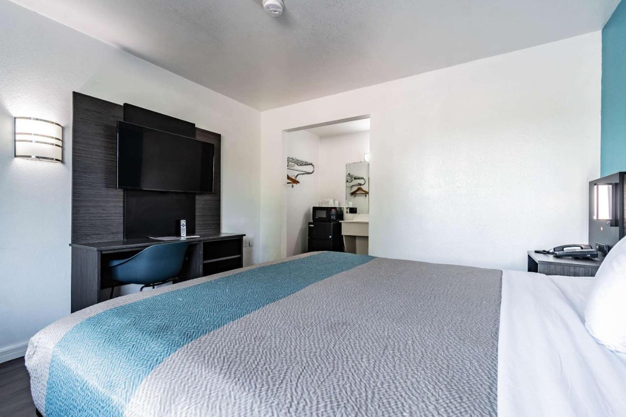 Motel 6 Tampa Near Fairgrounds - Casino Orient Park Экстерьер фото