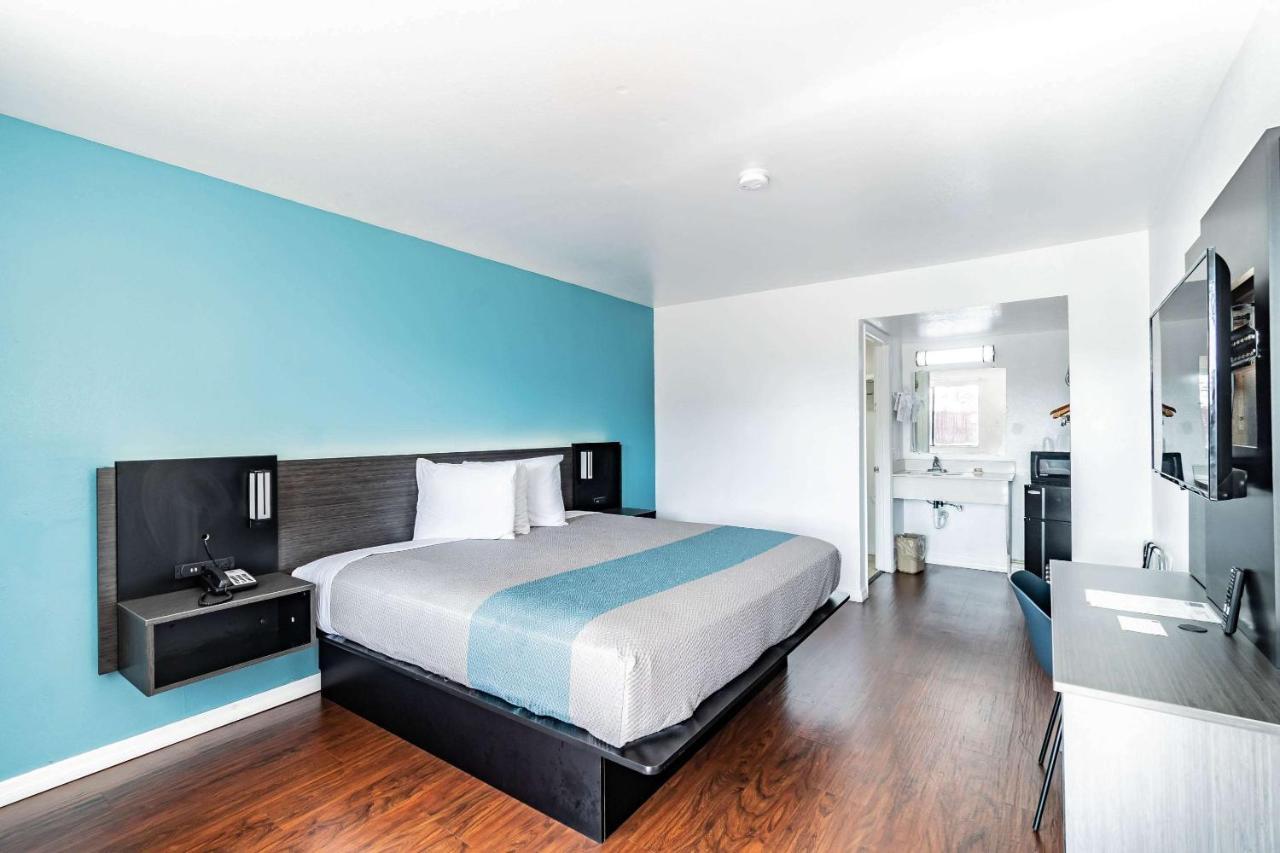 Motel 6 Tampa Near Fairgrounds - Casino Orient Park Экстерьер фото