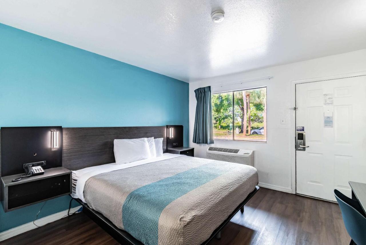Motel 6 Tampa Near Fairgrounds - Casino Orient Park Экстерьер фото