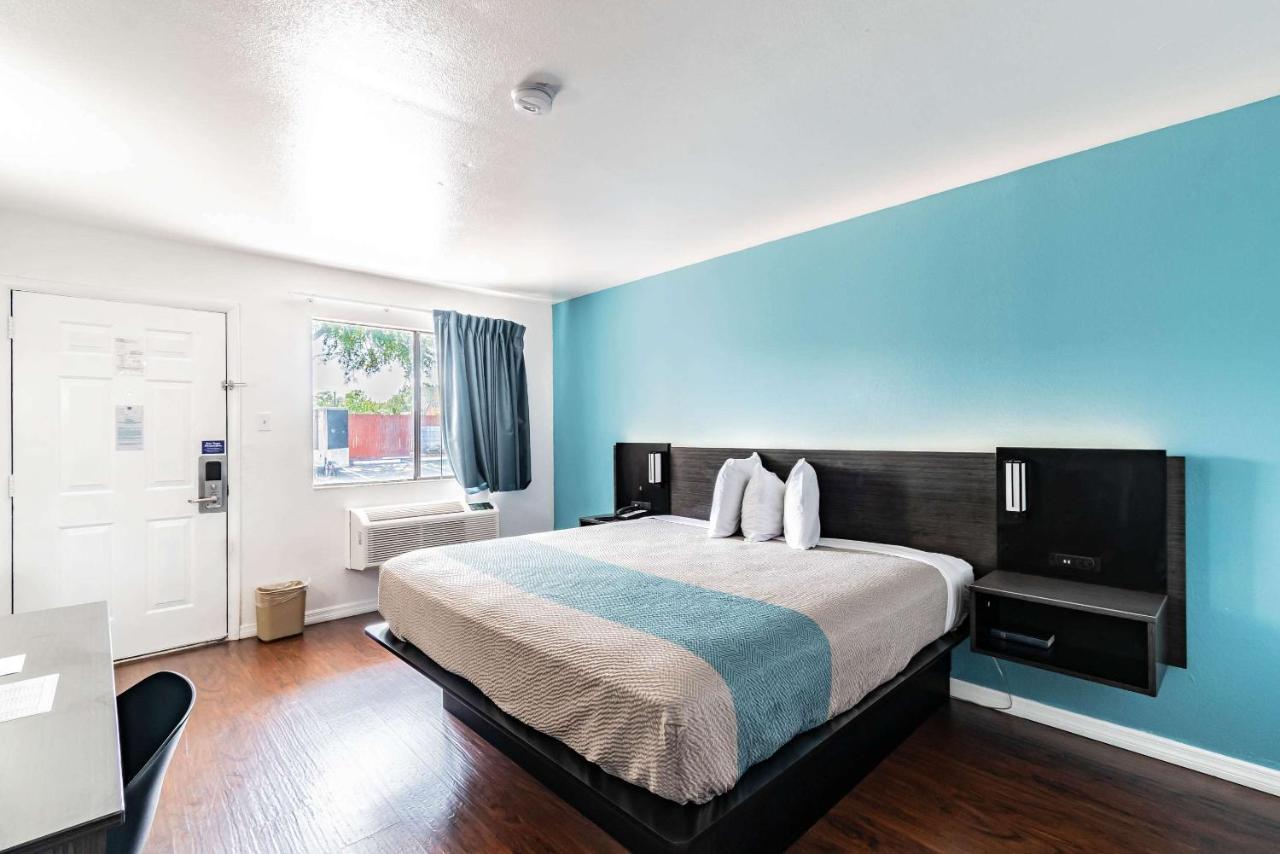 Motel 6 Tampa Near Fairgrounds - Casino Orient Park Экстерьер фото