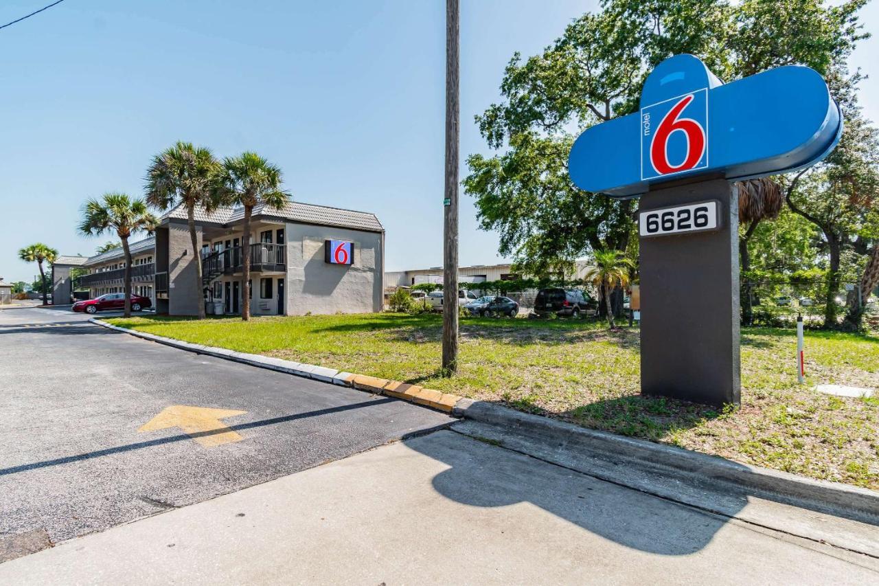 Motel 6 Tampa Near Fairgrounds - Casino Orient Park Экстерьер фото