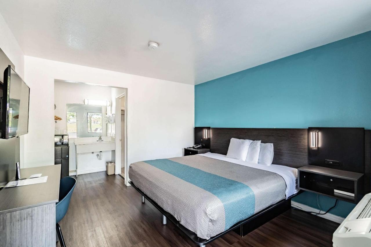 Motel 6 Tampa Near Fairgrounds - Casino Orient Park Экстерьер фото