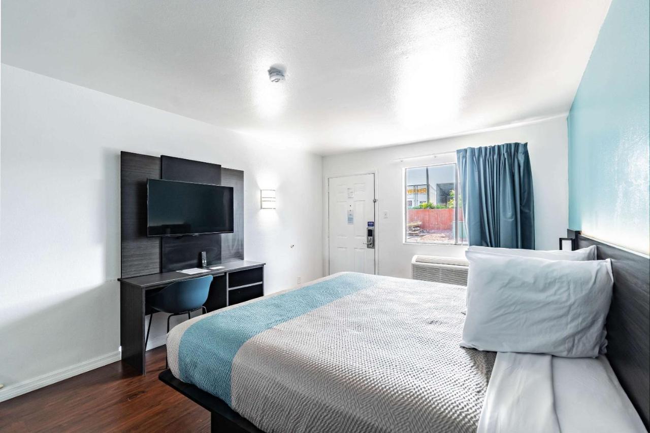 Motel 6 Tampa Near Fairgrounds - Casino Экстерьер фото