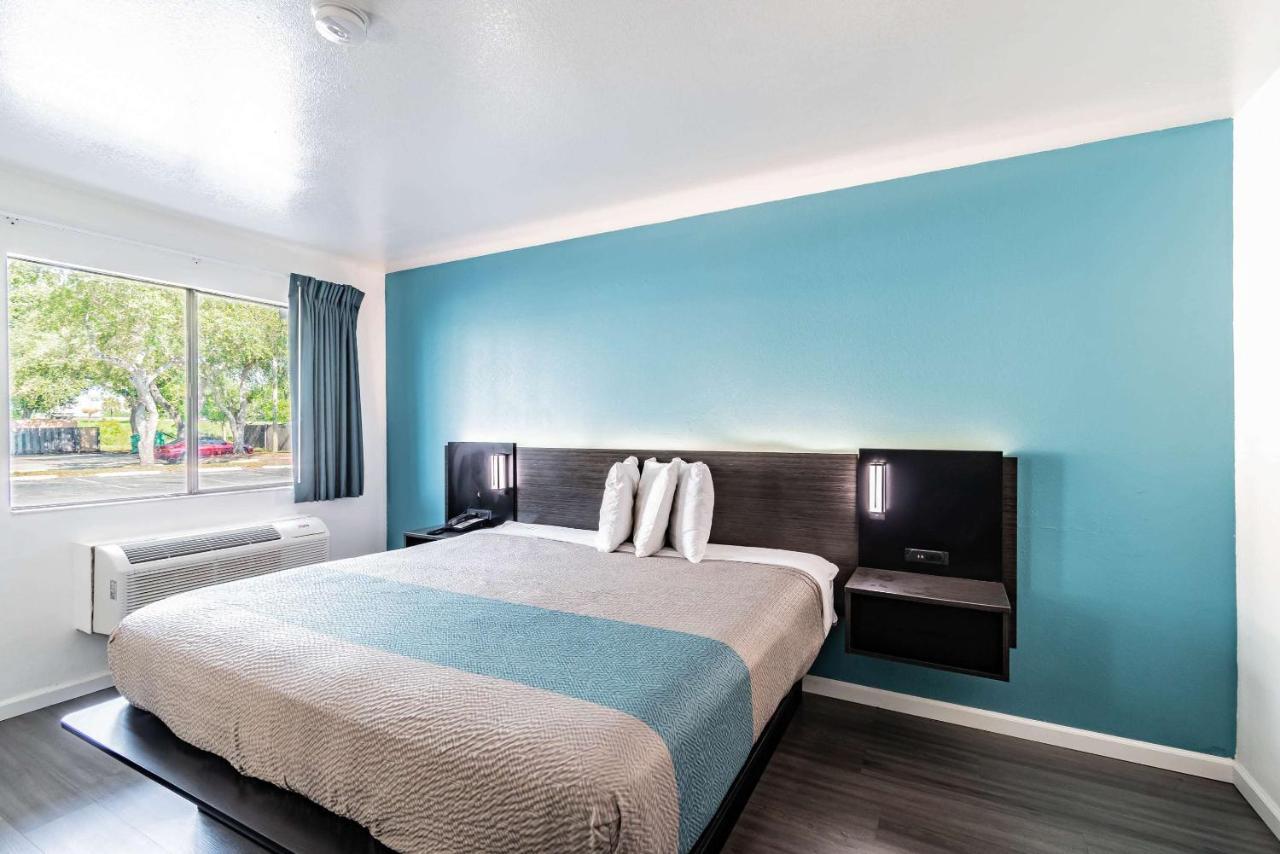 Motel 6 Tampa Near Fairgrounds - Casino Orient Park Экстерьер фото