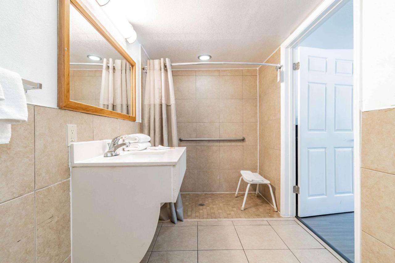 Motel 6 Tampa Near Fairgrounds - Casino Orient Park Экстерьер фото