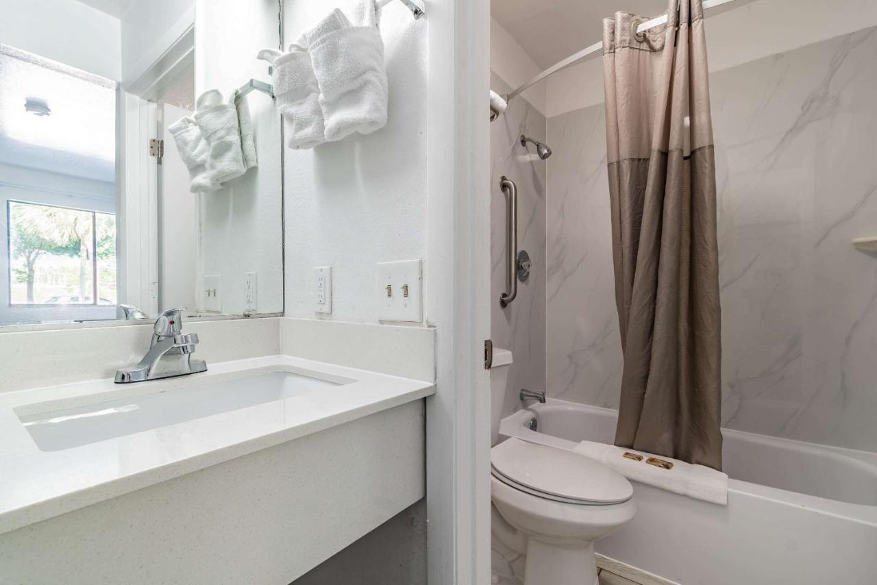 Motel 6 Tampa Near Fairgrounds - Casino Экстерьер фото