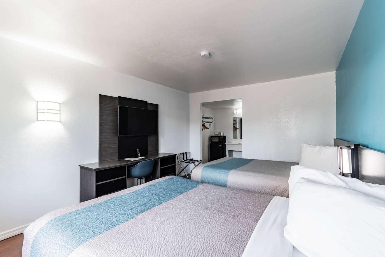 Motel 6 Tampa Near Fairgrounds - Casino Orient Park Экстерьер фото