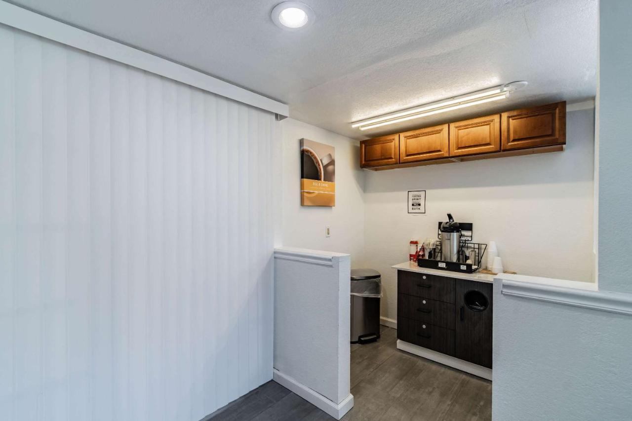 Motel 6 Tampa Near Fairgrounds - Casino Экстерьер фото