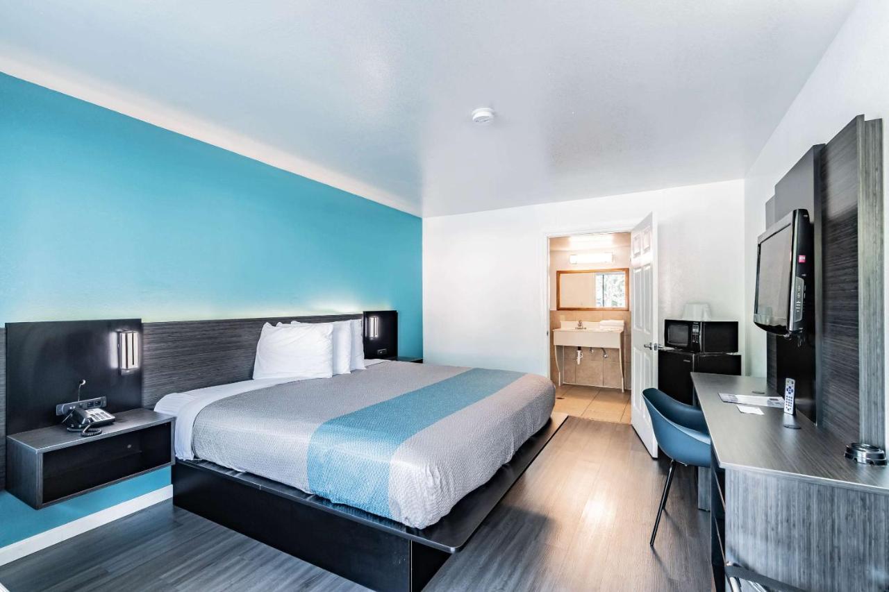 Motel 6 Tampa Near Fairgrounds - Casino Orient Park Экстерьер фото
