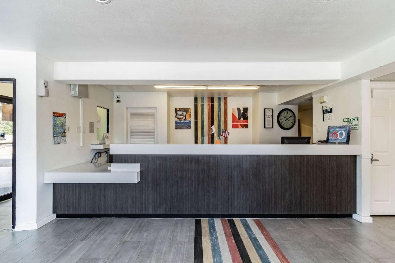 Motel 6 Tampa Near Fairgrounds - Casino Orient Park Экстерьер фото